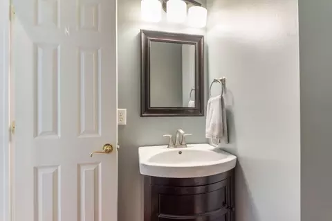Bath - 13191 Brandon Cir, Pickerington, OH 43147 photo 2 of 12