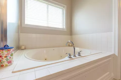 Bath - 13191 Brandon Cir, Pickerington, OH 43147 photo 9 of 12