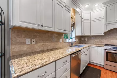 Kitchen - 13191 Brandon Cir, Pickerington, OH 43147 photo 3 of 7