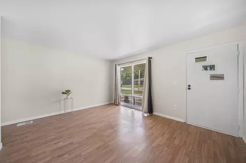 Living - 113 Sturgeon St, Springfield, OH 45506 photo 2 of 3