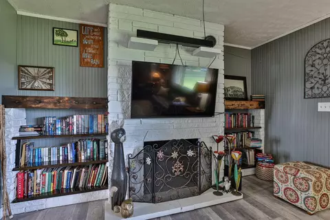Living - 2536 S Burnett Rd, Springfield, OH 45505 photo 2 of 2
