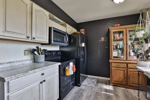 Kitchen - 2536 S Burnett Rd, Springfield, OH 45505 photo 3 of 3