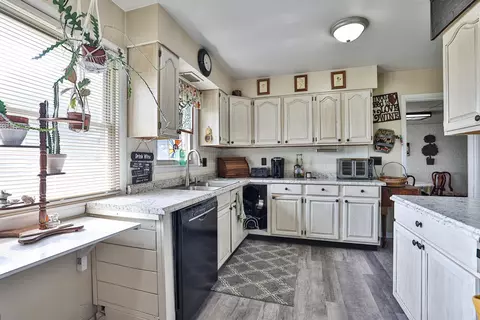 Kitchen - 2536 S Burnett Rd, Springfield, OH 45505 photo 1 of 3
