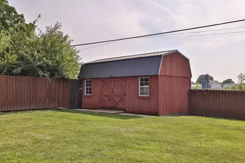 Exterior - 2536 S Burnett Rd, Springfield, OH 45505 photo 7 of 11