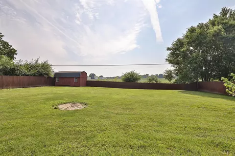 Exterior - 2536 S Burnett Rd, Springfield, OH 45505 photo 6 of 11