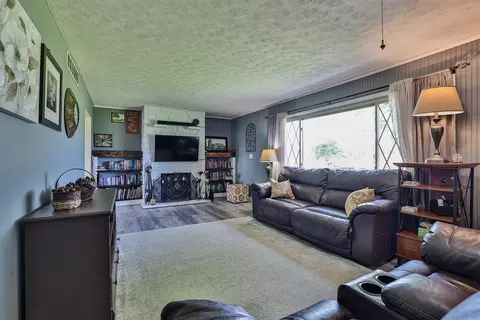 Living - 2536 S Burnett Rd, Springfield, OH 45505 photo 1 of 2