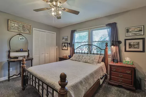 Bedroom - 2536 S Burnett Rd, Springfield, OH 45505 photo 2 of 3