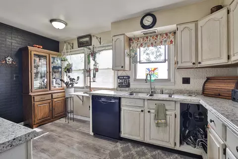 Kitchen - 2536 S Burnett Rd, Springfield, OH 45505 photo 2 of 3