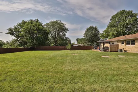 Exterior - 2536 S Burnett Rd, Springfield, OH 45505 photo 5 of 11