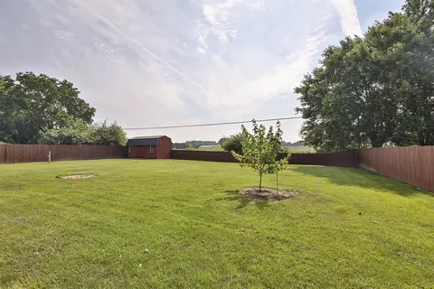 Exterior - 2536 S Burnett Rd, Springfield, OH 45505 photo 4 of 11