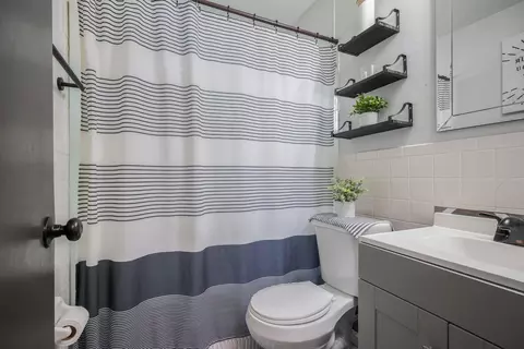 Bath - 905 Rice St, Springfield, OH 45505 photo 1 of 1