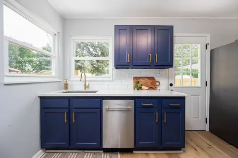 Kitchen - 800 S Hampton Rd, Columbus, OH 43227 photo 3 of 5