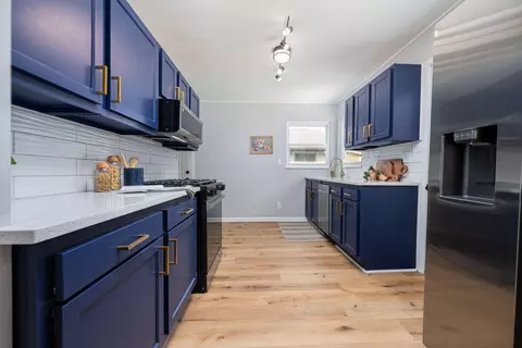 Kitchen - 800 S Hampton Rd, Columbus, OH 43227 photo 2 of 5