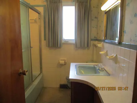 Bath - 384 Normandy Dr, Marion, OH 43302 photo 1 of 2