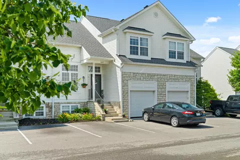 8253 Deering Oaks Dr, Blacklick, OH 43004