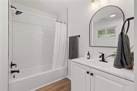 Bath - 441 Ruth Ave, Circleville, OH 43113 photo 2 of 3