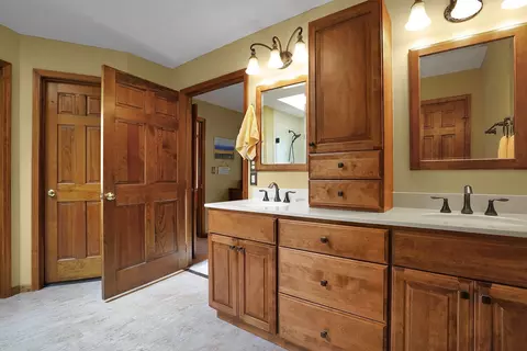 Bath - 519 Forestview Ct, Circleville, OH 43113 photo 3 of 5