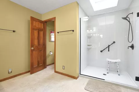 Bath - 519 Forestview Ct, Circleville, OH 43113 photo 2 of 5