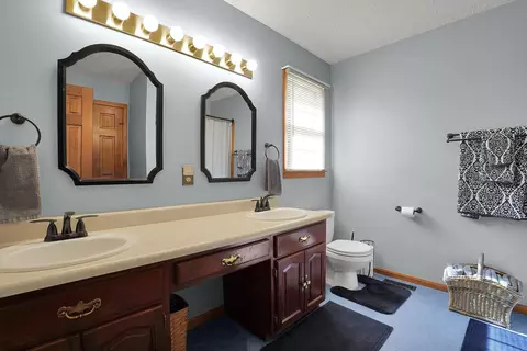 Bath - 519 Forestview Ct, Circleville, OH 43113 photo 4 of 5