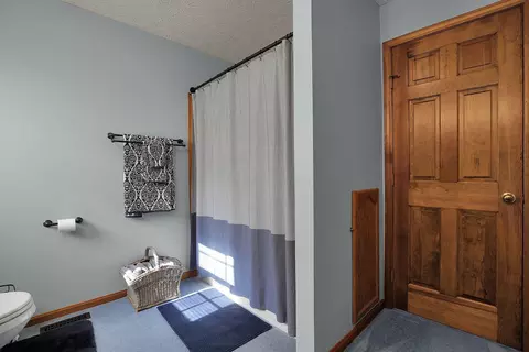 Bath - 519 Forestview Ct, Circleville, OH 43113 photo 5 of 5