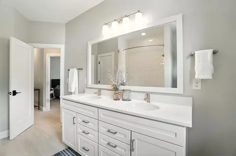 Bath - 1068 Edgehill Rd, Columbus, OH 43212 photo 9 of 13