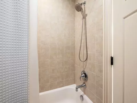 Bath - 5808 Glendavon Loop, Dublin, OH 43016 photo 7 of 10