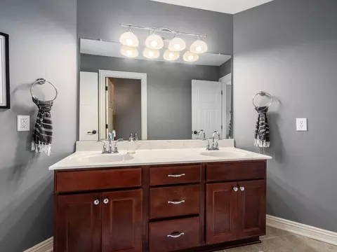 Bath - 5808 Glendavon Loop, Dublin, OH 43016 photo 5 of 10