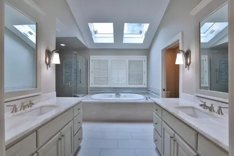 Bath - 580 Keyes Ln, Worthington, OH 43085 photo 5 of 9