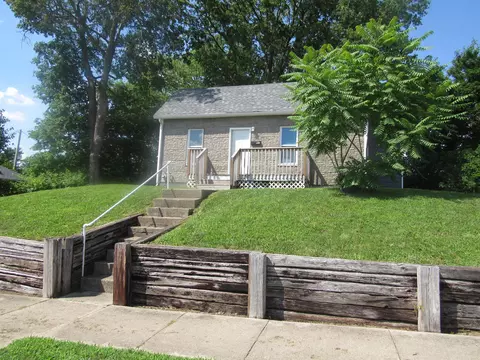 Exterior - 160 Logan St, Circleville, OH 43113 photo 2 of 3