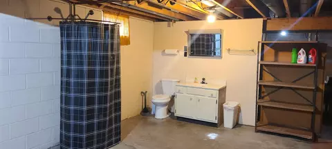 Bath - 96 Summit St, Newark, OH 43055 photo 1 of 3