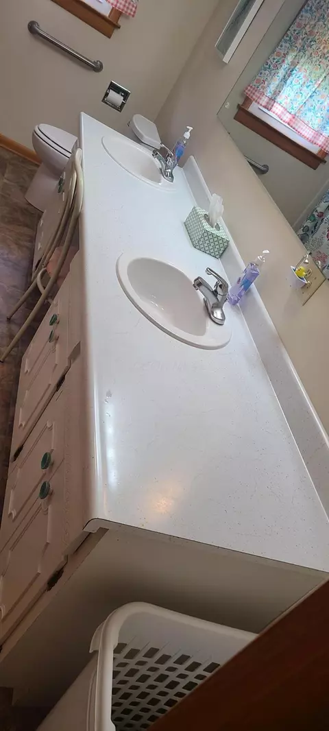 Bath - 96 Summit St, Newark, OH 43055 photo 3 of 3