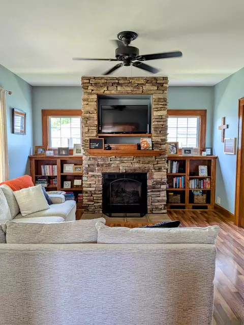 Living - 841 E Mulberry St, Lancaster, OH 43130 photo 3 of 5