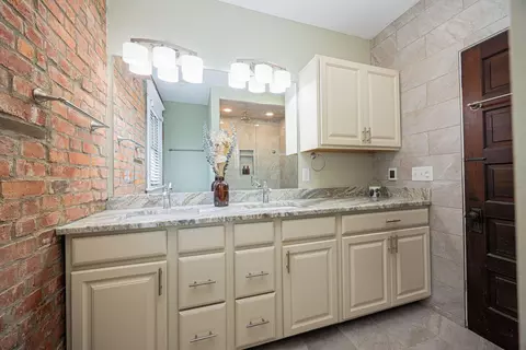 Bath - 199 E Gates St, Columbus, OH 43206 photo 4 of 5
