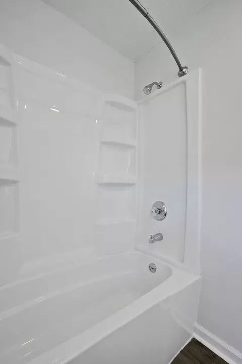 Bath - 212 S Scioto St, Circleville, OH 43113 photo 2 of 2