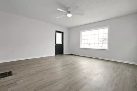 Living - 212 S Scioto St, Circleville, OH 43113 photo 2 of 2