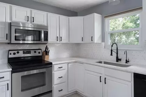 Kitchen - 244 Stockard Loop, Delaware, OH 43015 photo 3 of 5