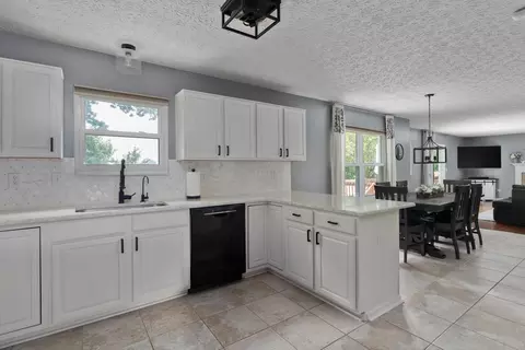 Kitchen - 244 Stockard Loop, Delaware, OH 43015 photo 4 of 5