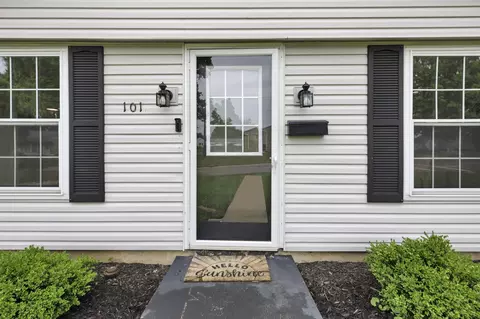 Entry Way - 101 Circle Dr, Baltimore, OH 43105 photo 1 of 3