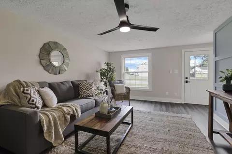 Living - 101 Circle Dr, Baltimore, OH 43105 photo 3 of 4