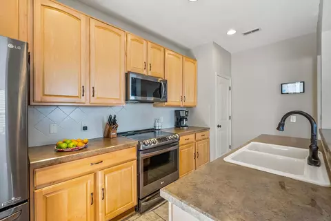 Kitchen - 5614 Spring River Ave, Dublin, OH 43016 photo 4 of 5