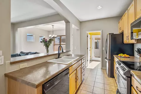 Kitchen - 5614 Spring River Ave, Dublin, OH 43016 photo 2 of 5
