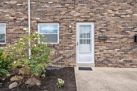 1261 Woodbrook Ln #D, Columbus, OH 43223