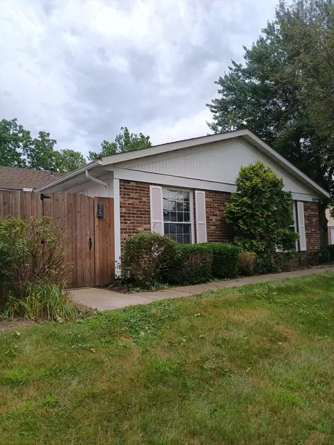 450 Williamsburg Ln #A, Lancaster, OH 43130
