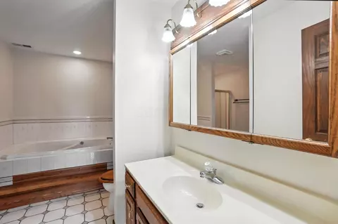 Bath - 6694 Brooks Miller Rd, Circleville, OH 43113 photo 2 of 5