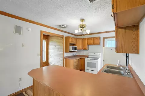 Kitchen - 6694 Brooks Miller Rd, Circleville, OH 43113 photo 7 of 9