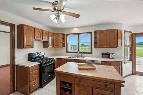 Kitchen - 6694 Brooks Miller Rd, Circleville, OH 43113 photo 3 of 9