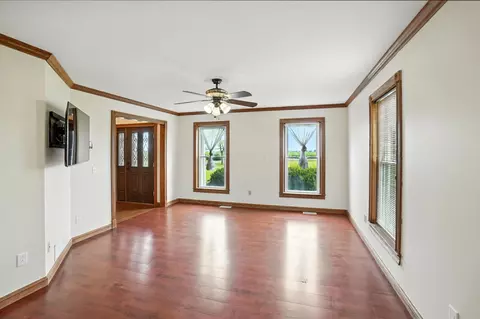 Living - 6694 Brooks Miller Rd, Circleville, OH 43113 photo 3 of 5