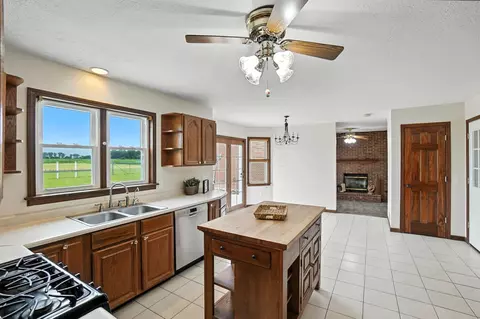 Kitchen - 6694 Brooks Miller Rd, Circleville, OH 43113 photo 6 of 9