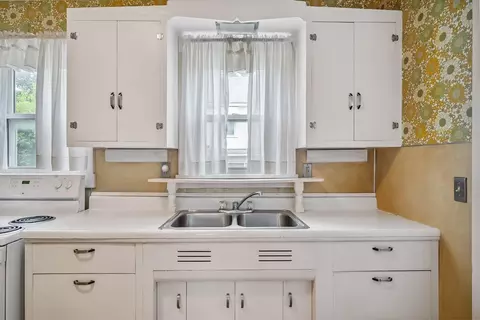 Kitchen - 126 Dix Ave, Marion, OH 43302 photo 2 of 5
