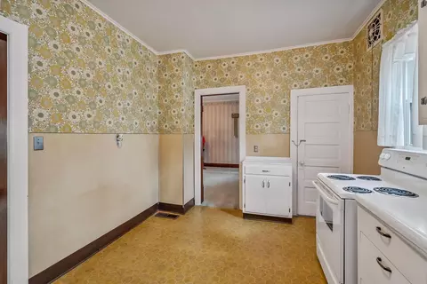 Kitchen - 126 Dix Ave, Marion, OH 43302 photo 4 of 5